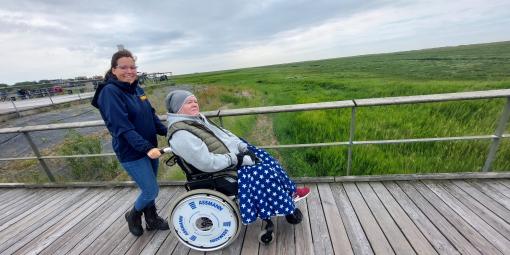 Eine Wunscherfüllerin und ihr Fahrgast am Strand von Sankt Peter Ording