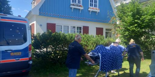 Frank mit Wünschewagen vor dem Sommerhaus